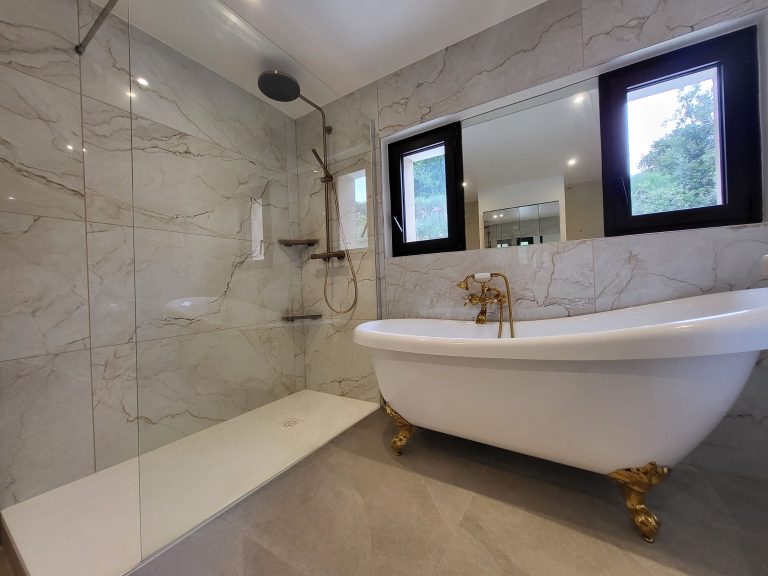 Salle de Bain d'Architecte : Mariage Subtil du Marbre, de l'Or et de la Modernité