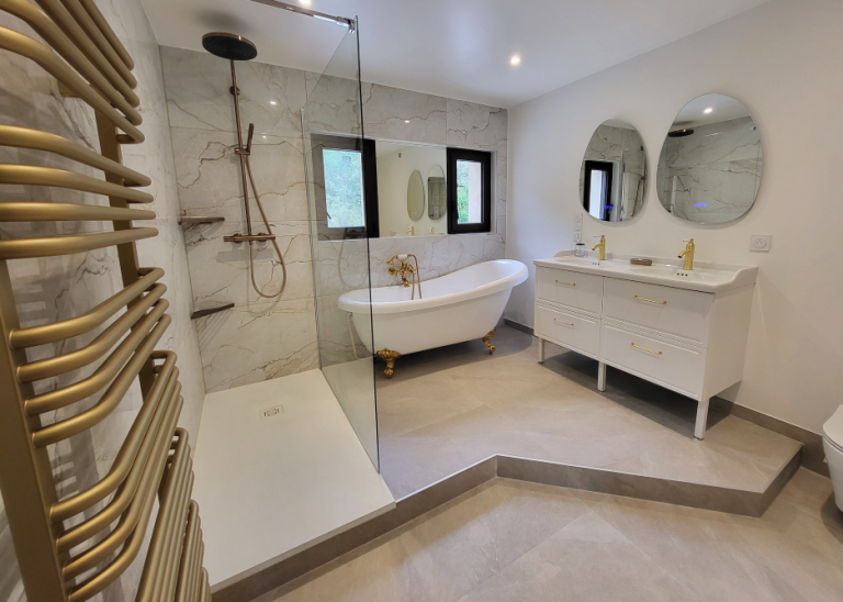 Salle de Bain d'Architecte : Mariage Subtil du Marbre, de l'Or et de la Modernité