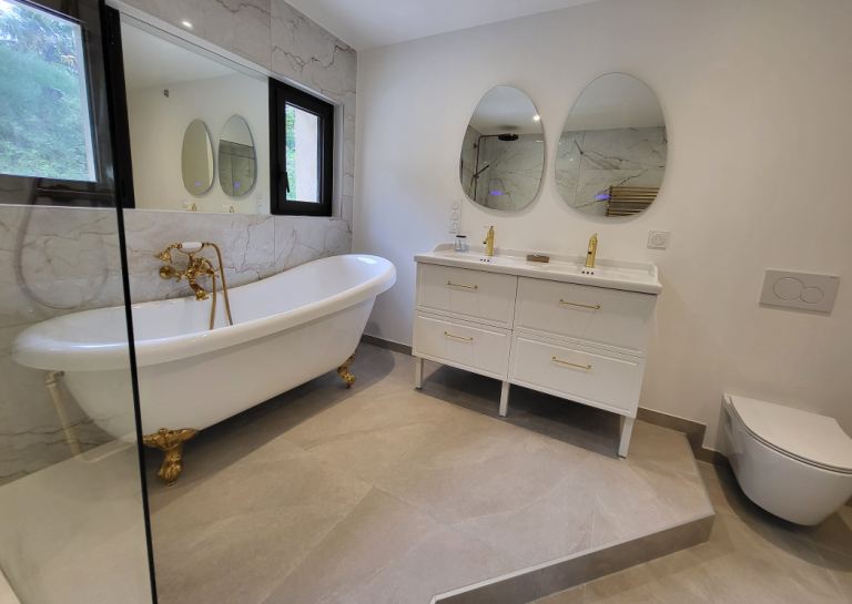 Salle de Bain d'Architecte : Mariage Subtil du Marbre, de l'Or et de la Modernité